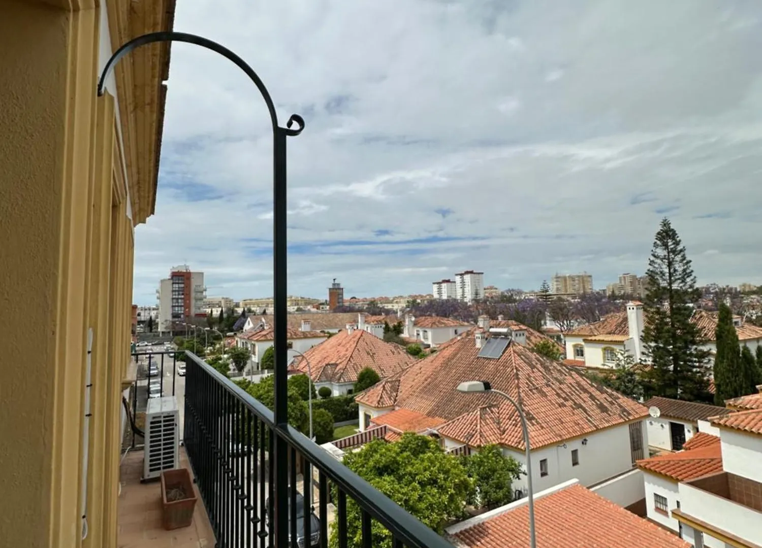 Apartamento Estadio 5 Habitaciones Y Capacidad 9 Personas Cerca Del Centro, Del Estadio Y Estacion De Trenes Y De Autobuses, Con Facil Aparcamiento En La Misma Calle Jerez de la Frontera
