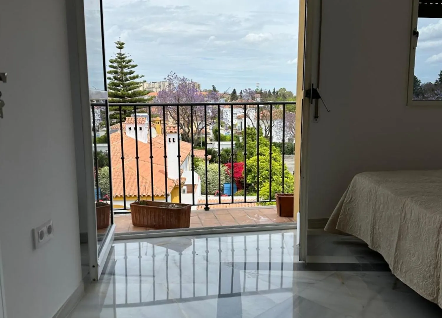 Apartamento Estadio 5 Habitaciones Y Capacidad 9 Personas Cerca Del Centro, Del Estadio Y Estacion De Trenes Y De Autobuses, Con Facil Aparcamiento En La Misma Calle Jerez de la Frontera