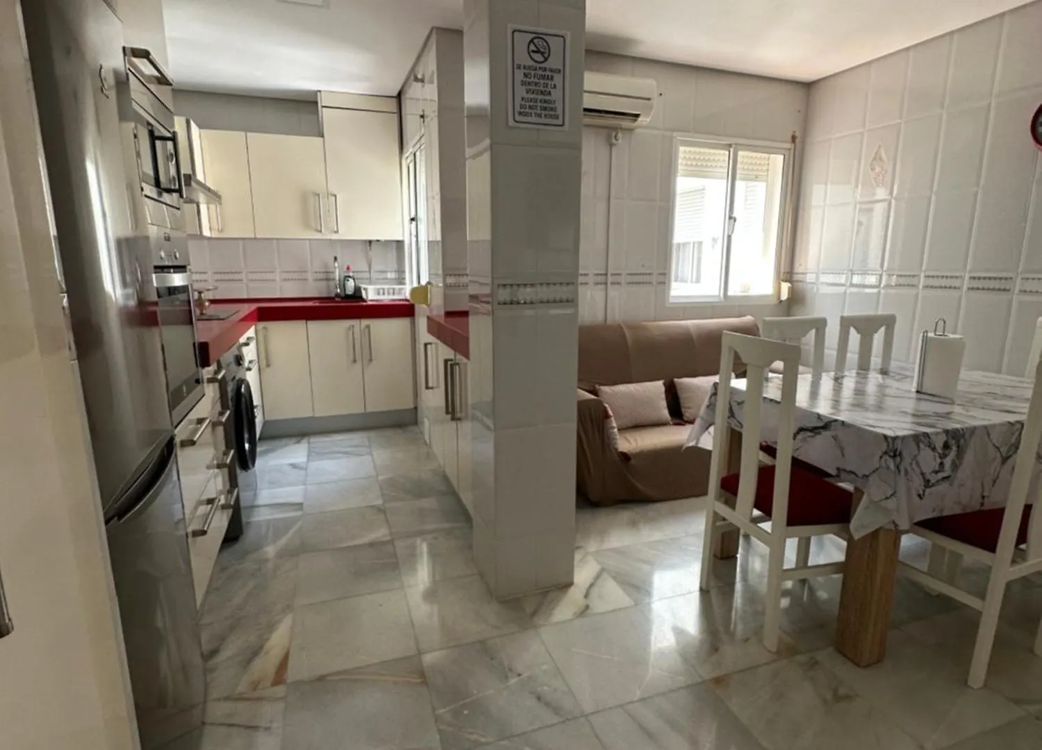 Apartamento Estadio 5 Habitaciones Y Capacidad 9 Personas Cerca Del Centro, Del Estadio Y Estacion De Trenes Y De Autobuses, Con Facil Aparcamiento En La Misma Calle Jerez de la Frontera