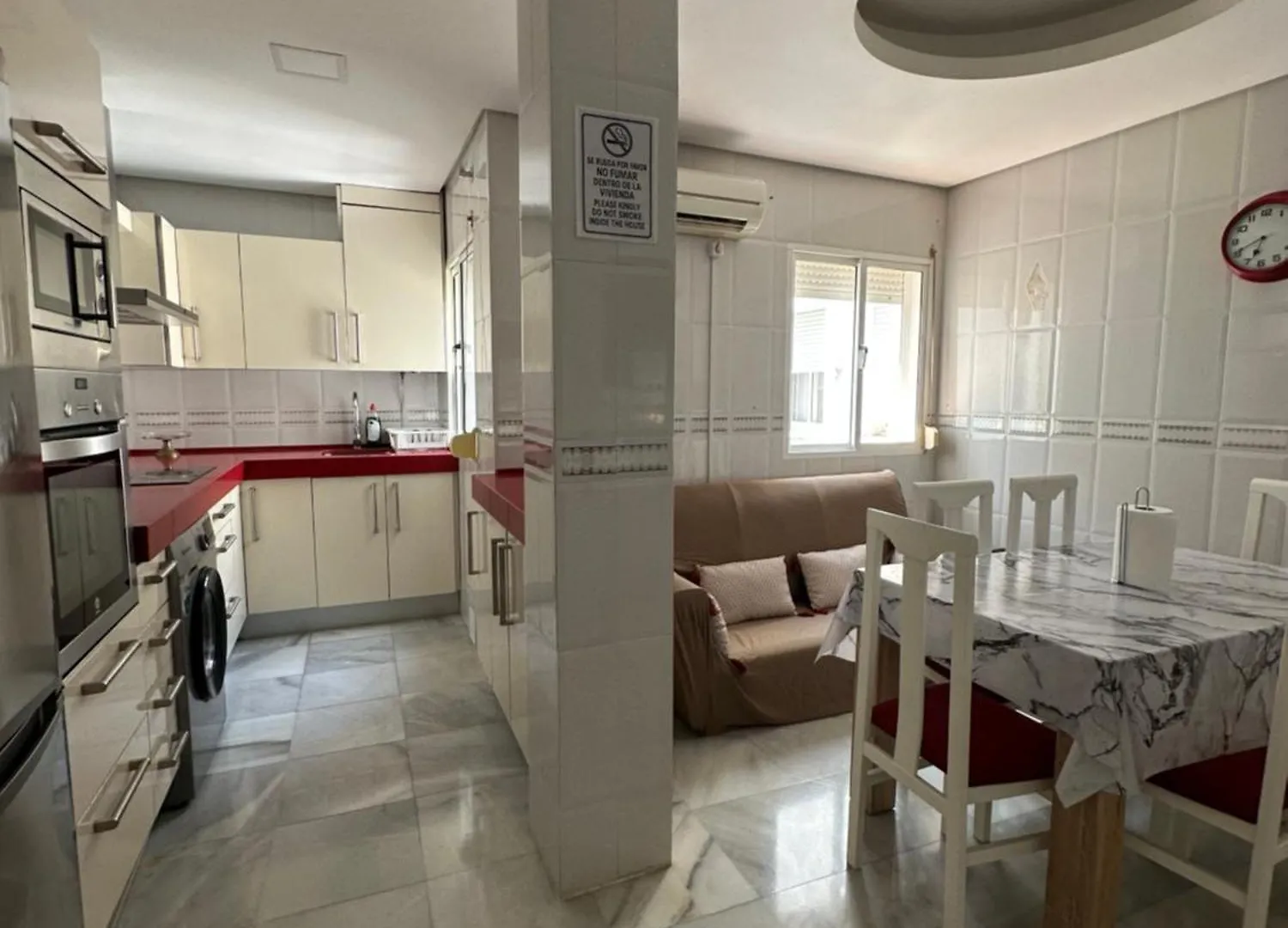 Apartamento Estadio 5 Habitaciones Y Capacidad 9 Personas Cerca Del Centro, Del Estadio Y Estacion De Trenes Y De Autobuses, Con Facil Aparcamiento En La Misma Calle Jerez de la Frontera España