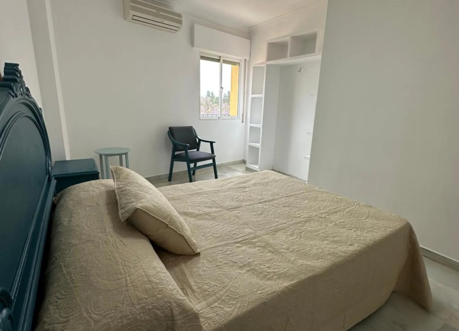 Apartamento Estadio 5 Habitaciones Y Capacidad 9 Personas Cerca Del Centro, Del Estadio Y Estacion De Trenes Y De Autobuses, Con Facil Aparcamiento En La Misma Calle Jerez de la Frontera España