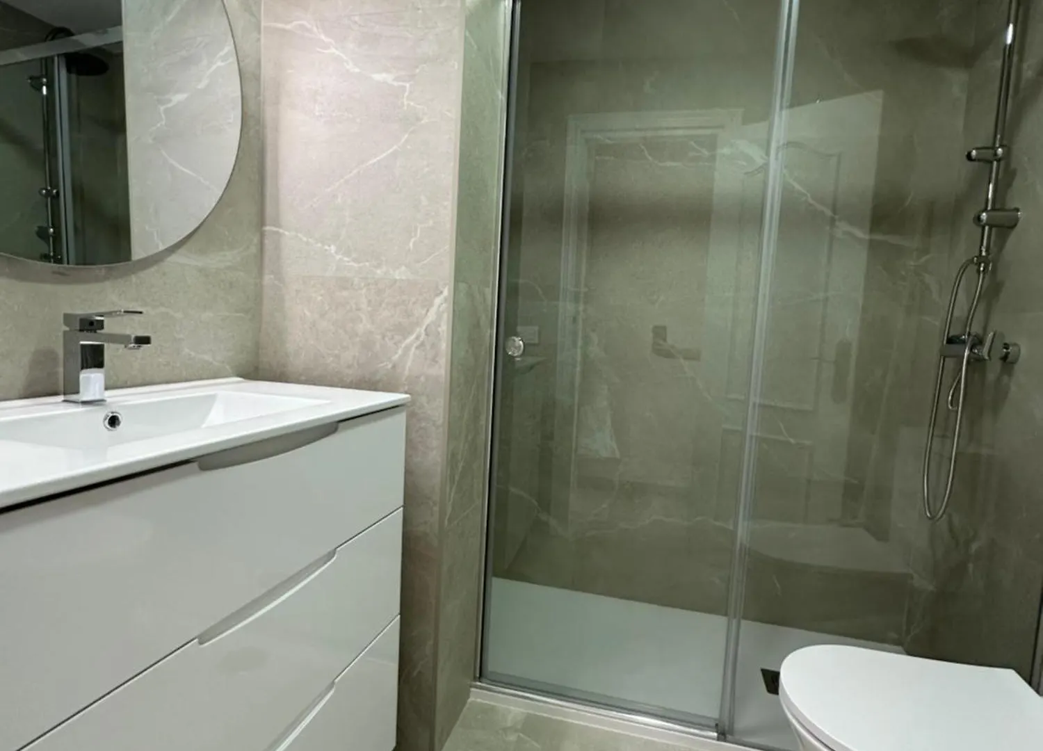 Apartamento Estadio 5 Habitaciones Y Capacidad 9 Personas Cerca Del Centro, Del Estadio Y Estacion De Trenes Y De Autobuses, Con Facil Aparcamiento En La Misma Calle Jerez de la Frontera