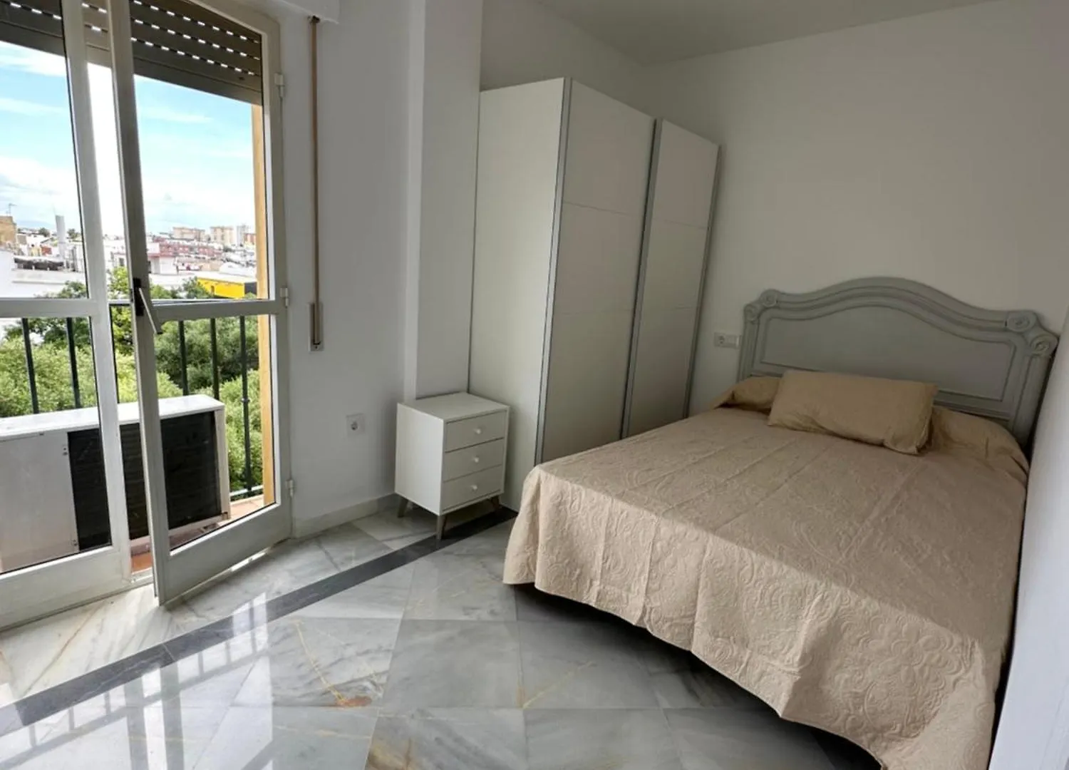 Apartamento Estadio 5 Habitaciones Y Capacidad 9 Personas Cerca Del Centro, Del Estadio Y Estacion De Trenes Y De Autobuses, Con Facil Aparcamiento En La Misma Calle Jerez de la Frontera