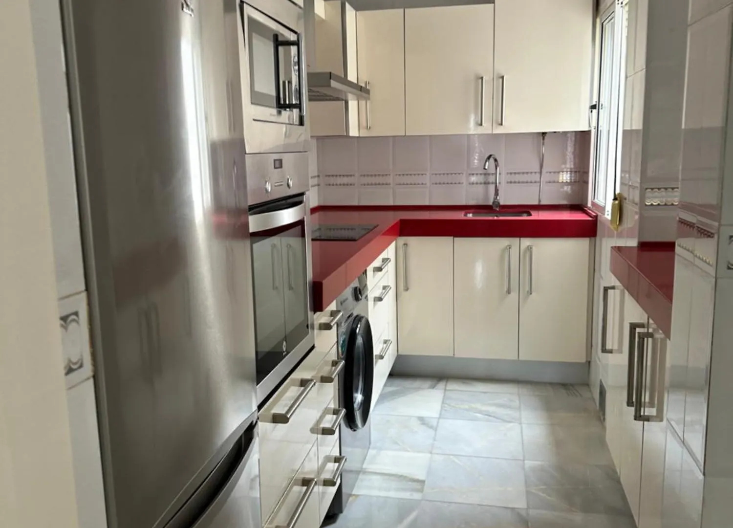 Apartamento Estadio 5 Habitaciones Y Capacidad 9 Personas Cerca Del Centro, Del Estadio Y Estacion De Trenes Y De Autobuses, Con Facil Aparcamiento En La Misma Calle Jerez de la Frontera