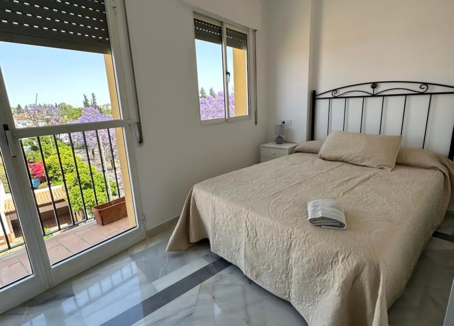 Apartamento Estadio 5 Habitaciones Y Capacidad 9 Personas Cerca Del Centro, Del Estadio Y Estacion De Trenes Y De Autobuses, Con Facil Aparcamiento En La Misma Calle Jerez de la Frontera España
