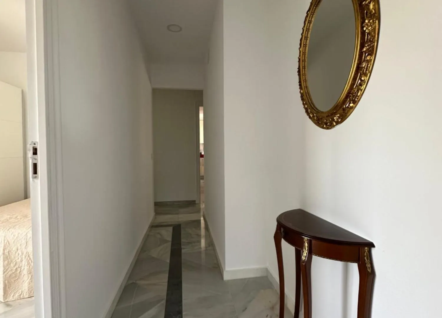 Apartamento Estadio 5 Habitaciones Y Capacidad 9 Personas Cerca Del Centro, Del Estadio Y Estacion De Trenes Y De Autobuses, Con Facil Aparcamiento En La Misma Calle Jerez de la Frontera