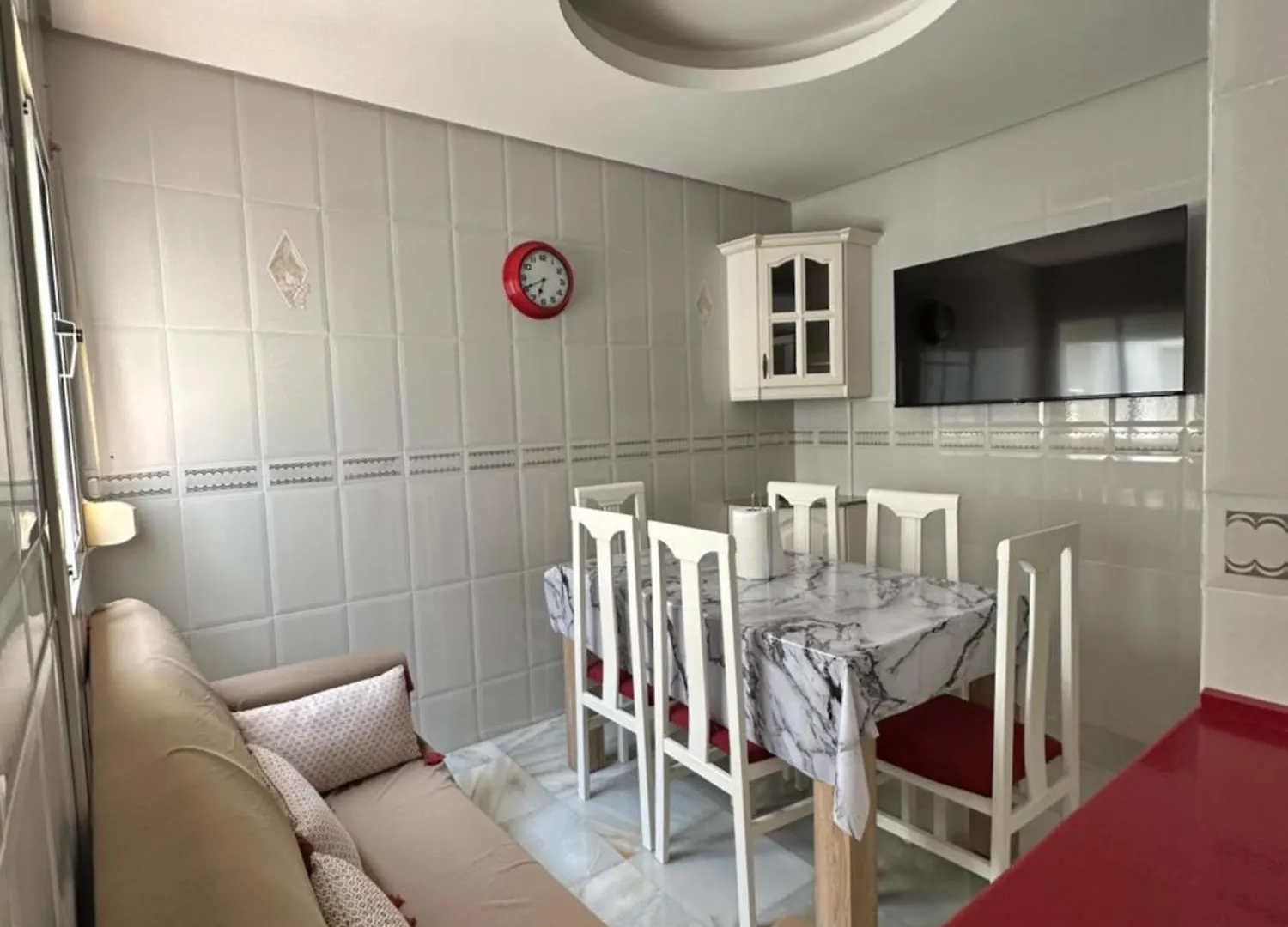Apartamento Estadio 5 Habitaciones Y Capacidad 9 Personas Cerca Del Centro, Del Estadio Y Estacion De Trenes Y De Autobuses, Con Facil Aparcamiento En La Misma Calle Jerez de la Frontera